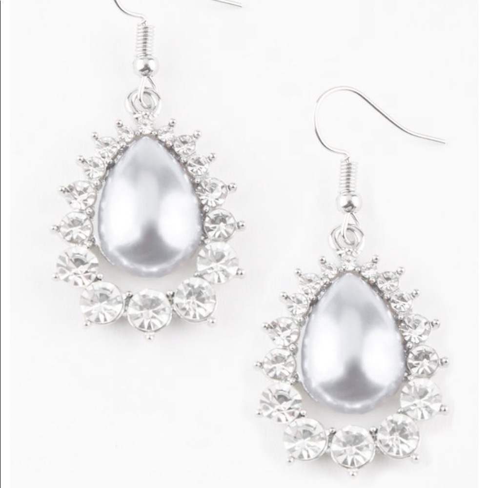 Beautiful,  elegant, pearl earrings.